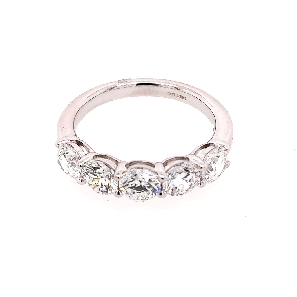 Five-stone diamond band in white gold.