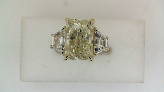 ReMARKable Designs Radiant Lab-Grown Diamond Complete Engagement Ring in 14 Karat White Yellow Gold with 4.05ct Radiant Center Lab-Grown Diamond, Clarity: VVS2