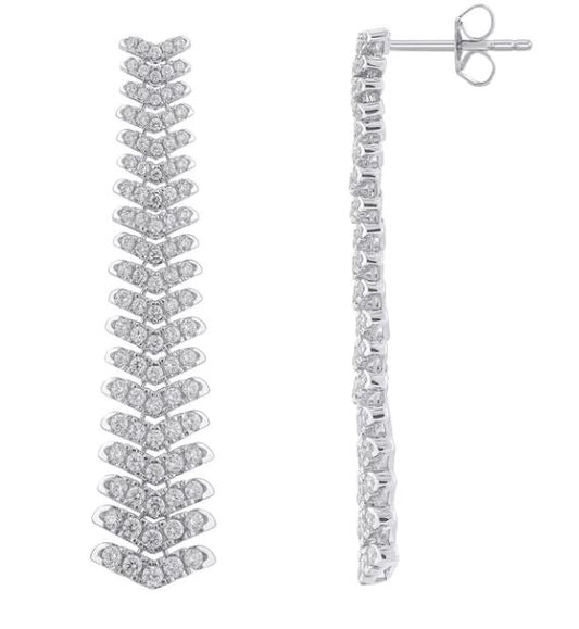 Dangle diamond earrings in white gold.