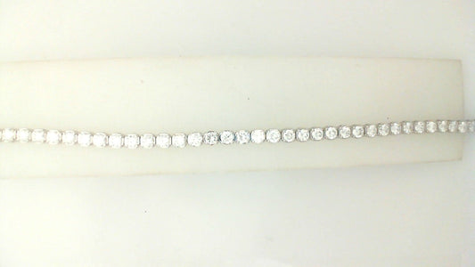 Round diamond tennis bracelet in white gold.