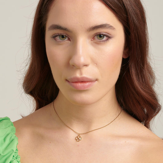 Clover necklace with simulated diamond on chain.