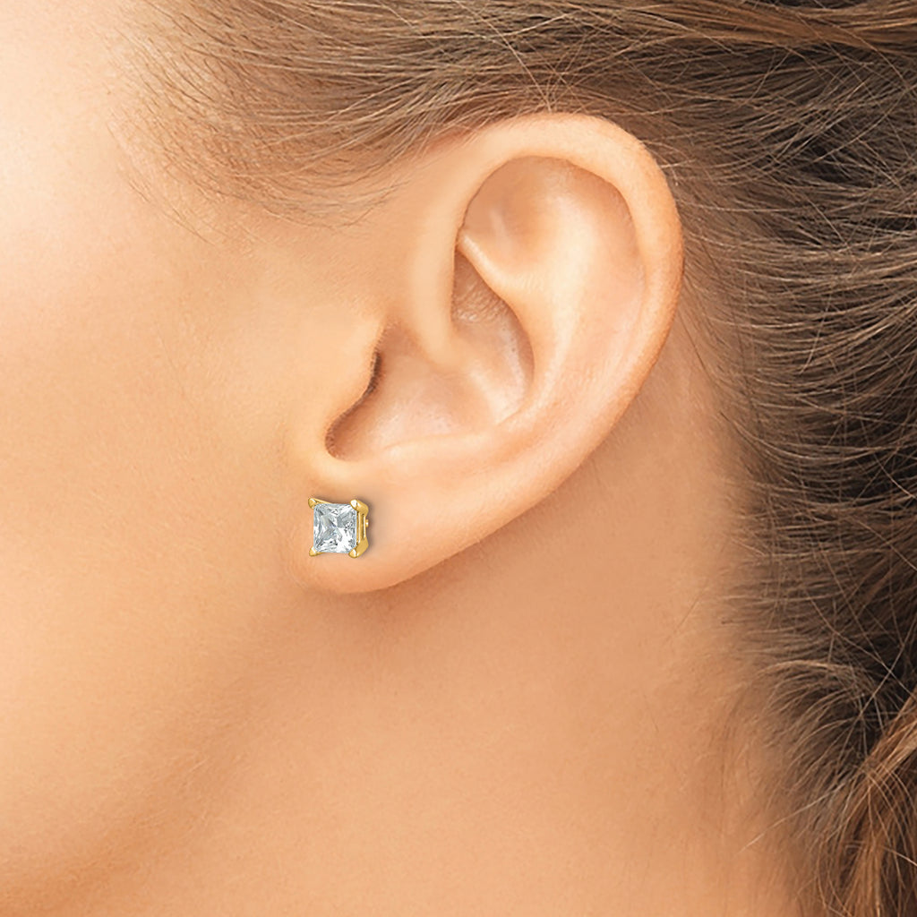 Princess-cut diamond stud earring in yellow gold.