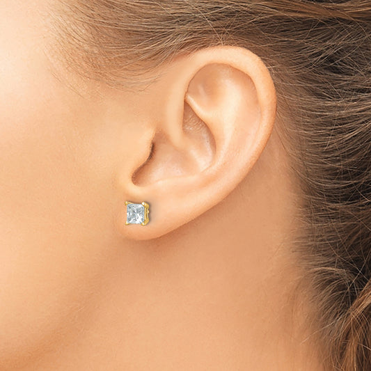 Princess-cut diamond stud earring in yellow gold.