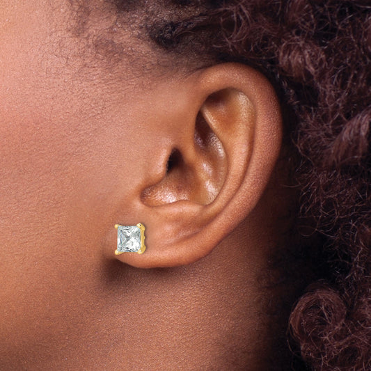 Princess-cut diamond stud earring in yellow gold.