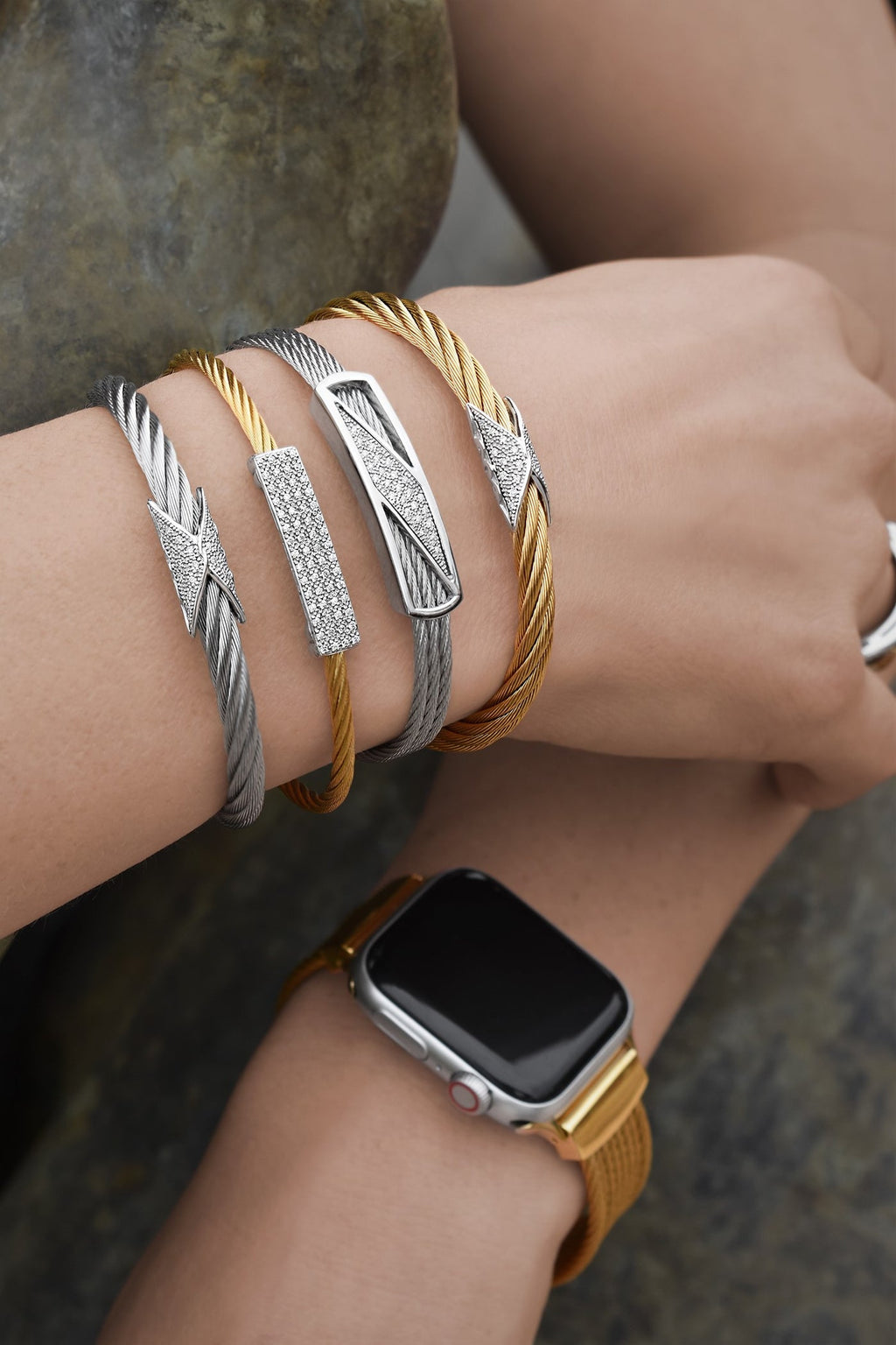 Stainless steel cable bracelet with diamonds.