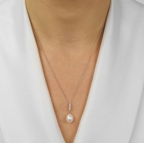 Sterling silver necklace with pearl pendant.