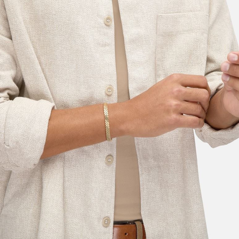 14K yellow gold curb link bracelet.