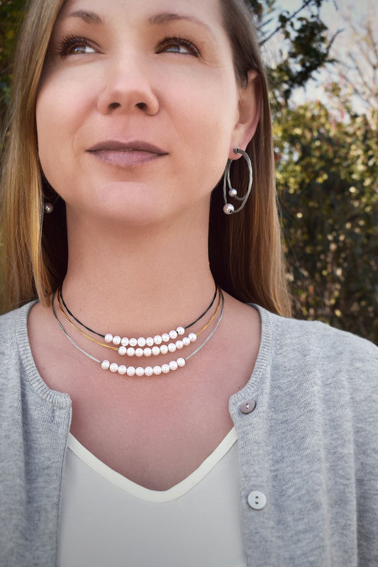 Stainless steel choker with freshwater pearls.