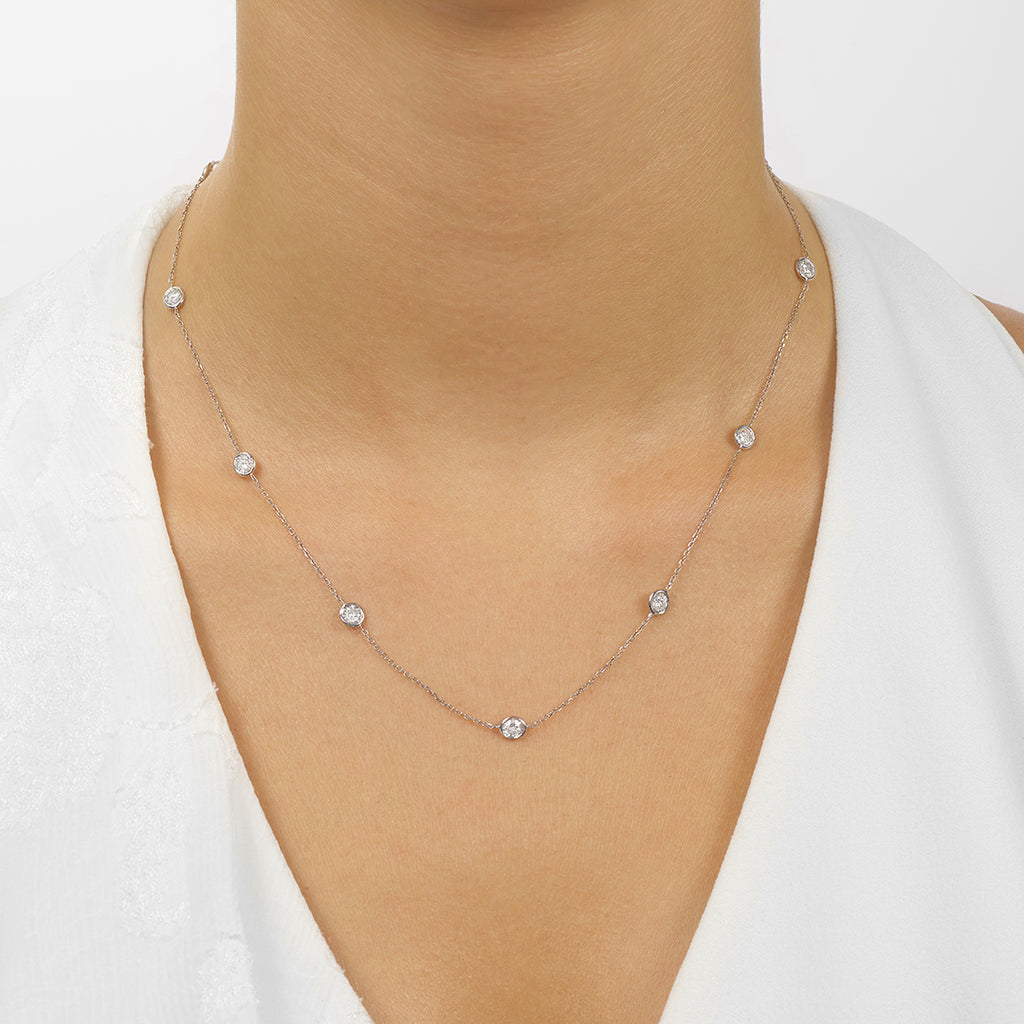 Round diamond necklace in white gold.