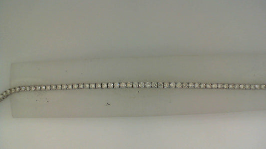 Round diamond necklace in white gold.