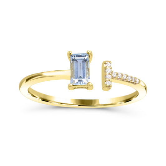 Baguette aquamarine ring with diamonds in gold.