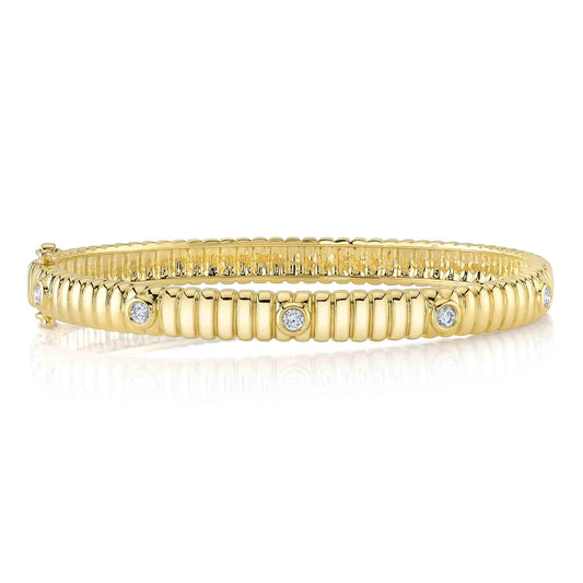 Yellow gold bracelet with round diamonds.