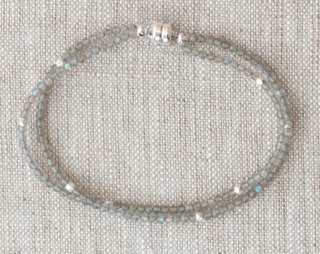 Labradorite bead bracelet with magnetic clasp.