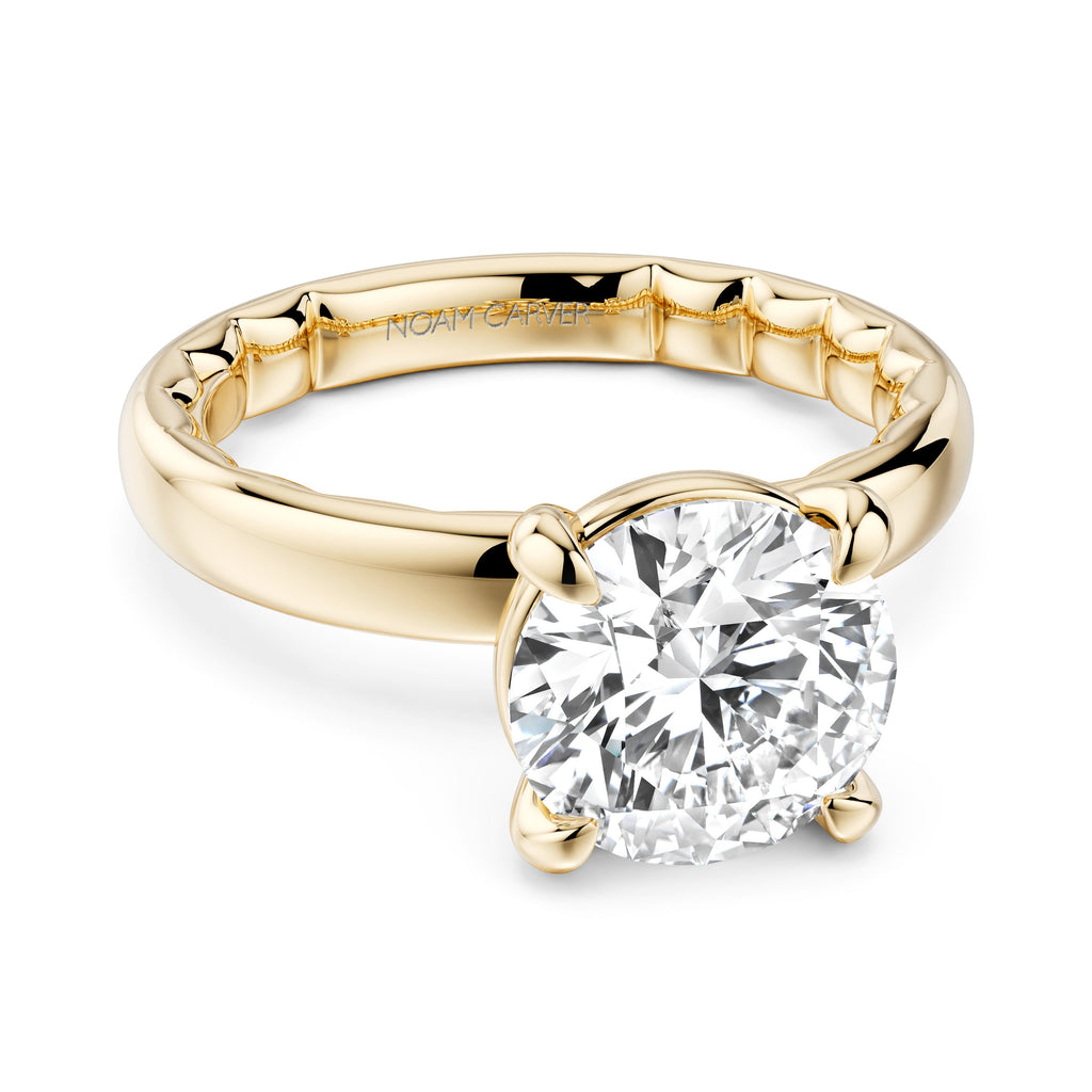 Solitaire diamond ring in yellow gold.