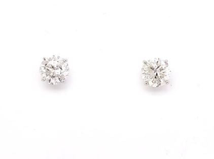 Round diamond stud earrings in white gold.