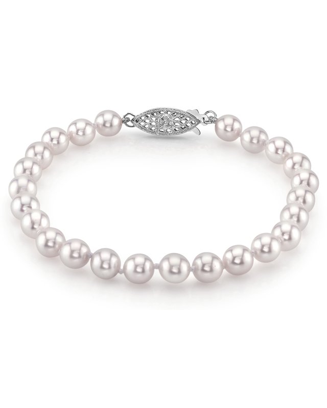 Pearl bracelet with white gold clasp.