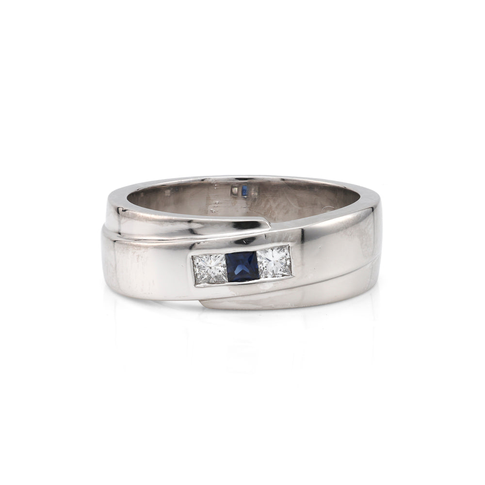 18K white gold band, sapphire, diamonds, princess-cut.