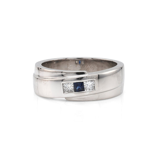 18K white gold band, sapphire, diamonds, princess-cut.