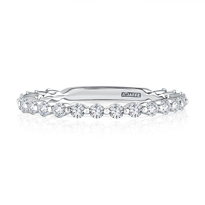 Diamond band in white gold with logo.
