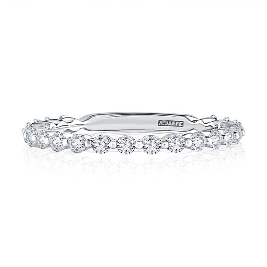 Diamond band in white gold with logo.