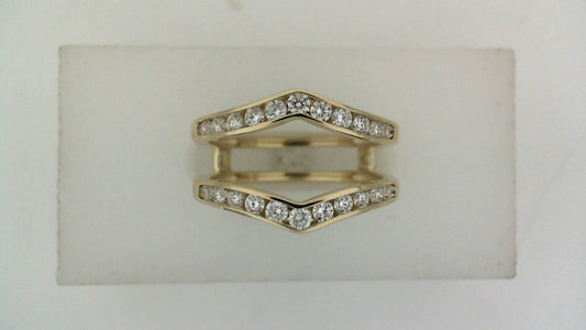 14K yellow gold V-shaped diamond band