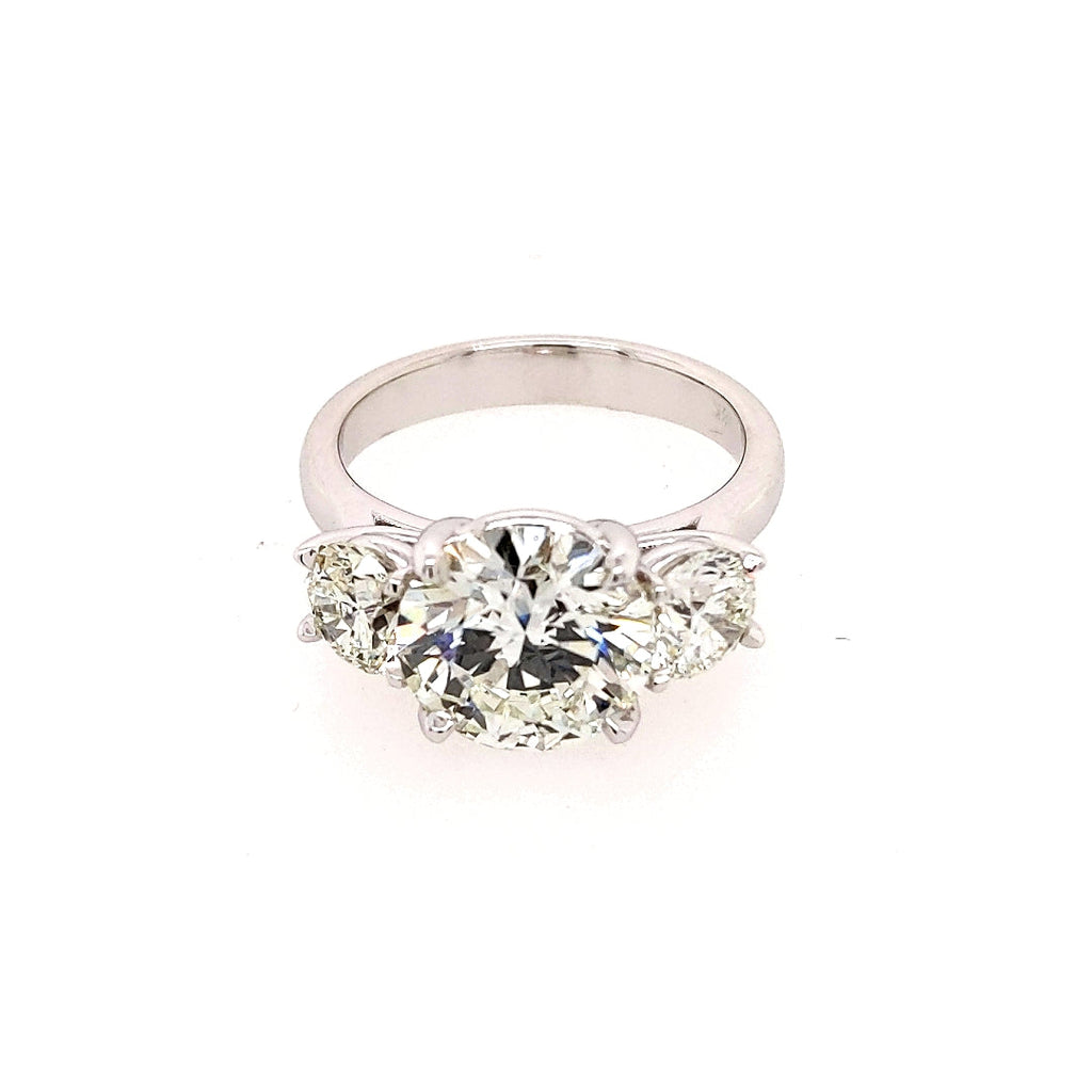 Three-stone diamond ring in white gold.