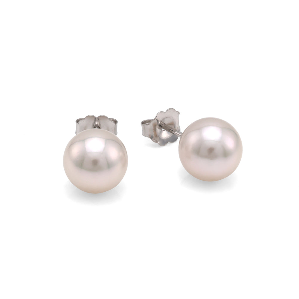 White gold earrings with cultured pearls.
