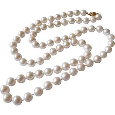 Pearl necklace with yellow gold clasp.
