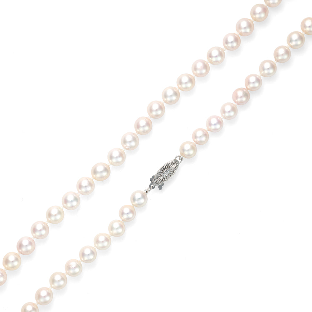 Cultured white pearl necklace with clasp.