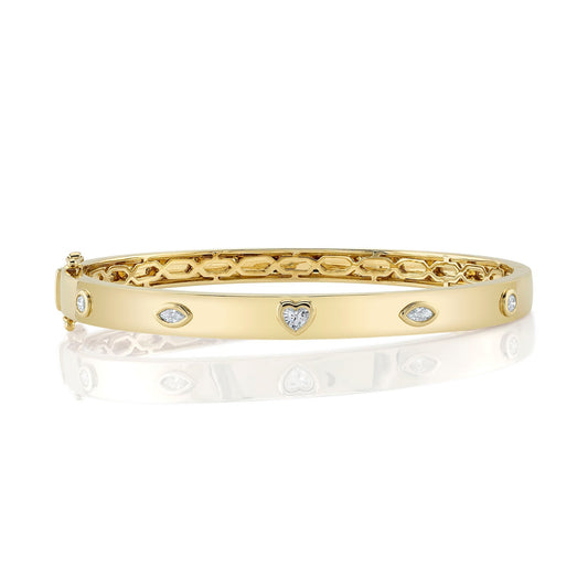 Yellow gold bracelet with heart-shaped diamond.