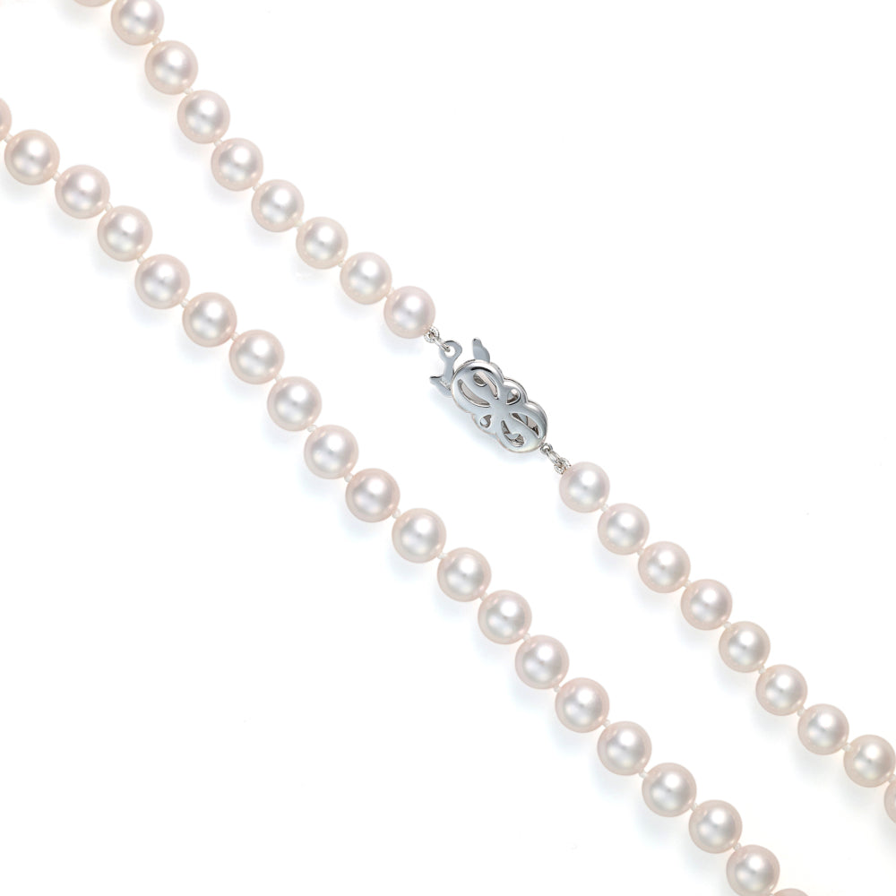 Cultured white pearl necklace with clasp.