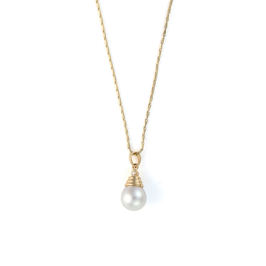 Yellow gold necklace with pearl pendant.