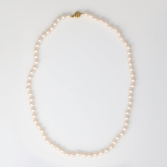 Akoya rose pearls necklace with gold clasp.