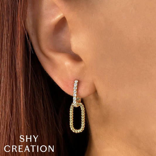 Paperclip diamond earrings in yellow gold.