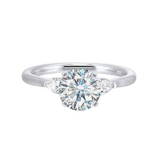 Three-stone diamond ring in white gold.