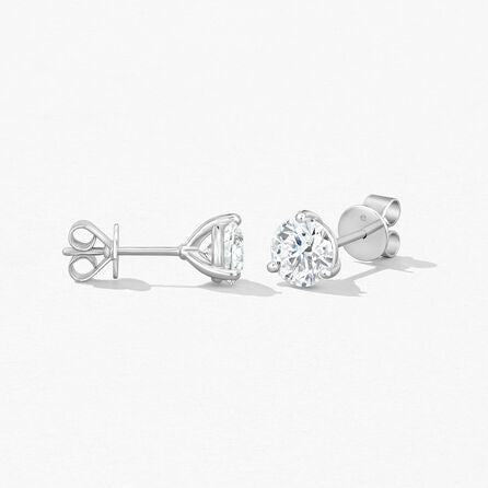 18K white gold diamond stud earrings.
