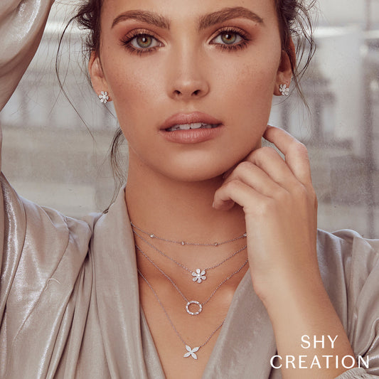 Diamond circle necklace in white gold.