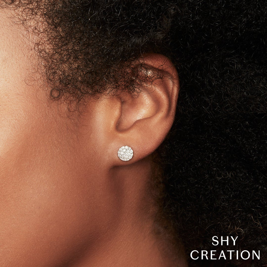 Round diamond stud earrings in white gold.