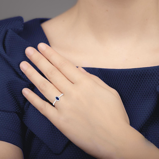 Oval sapphire ring in white gold.