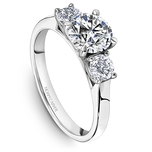 Three-stone diamond ring in white gold.