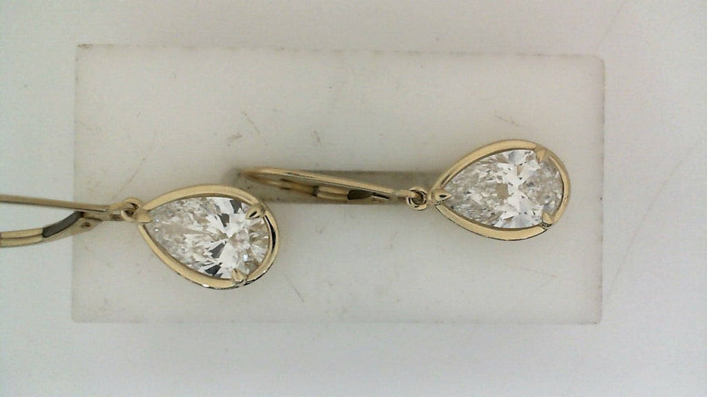 Pear-shaped diamond earrings in yellow gold.