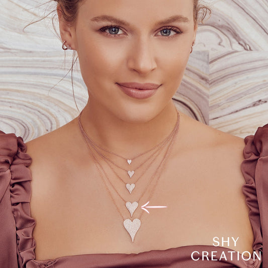Heart-shaped diamond necklace in white gold.
