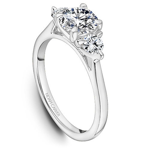 Three-stone diamond ring in white gold.