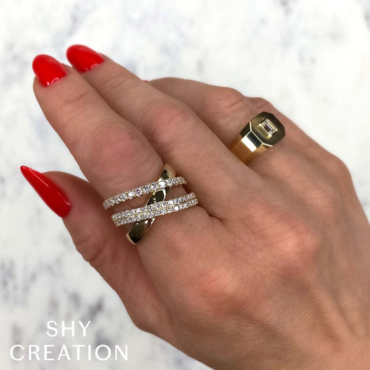Diamond ring in yellow gold with crisscross design.