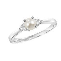 White gold ring with pearl and diamonds.