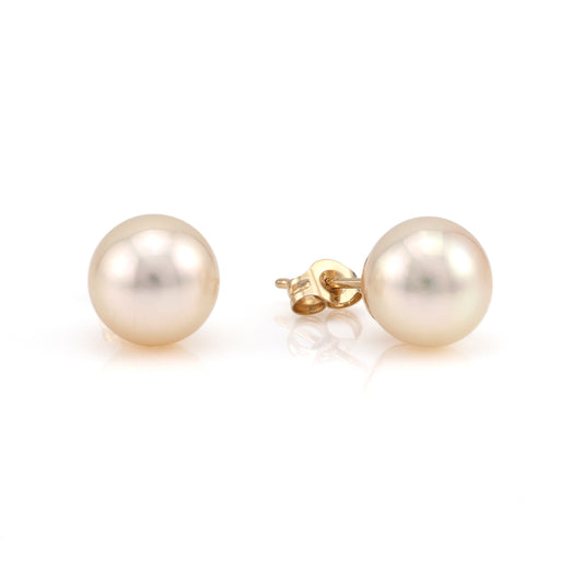 Cream pearl stud earrings, 14K yellow gold.