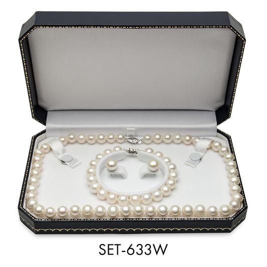 Pearl necklace and earrings in white gold.
