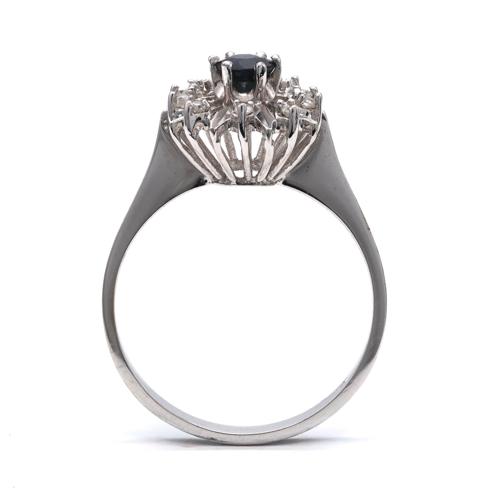 18K white gold ring with sapphire.