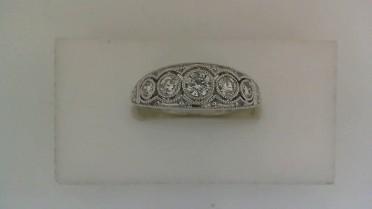 Vintage diamond ring in white gold.