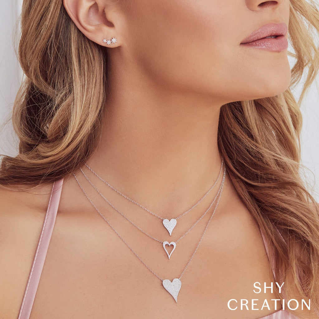 Heart-shaped diamond necklace in white gold.
